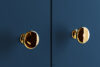 ARICIA Granatowa witryna na wysokich złotych nogach granatowy - zdjęcie 7