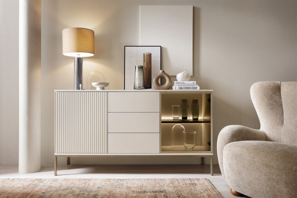 FONTE Kremowa szeroka komoda ze szklanymi drzwiami i lamelami kremowy - zdjęcie 1