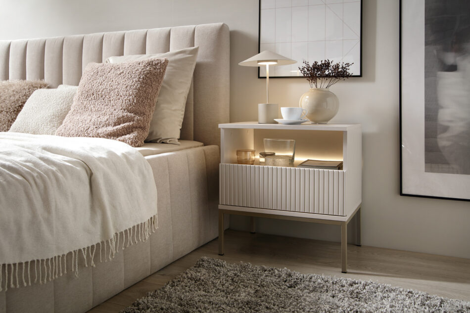 FONTE Kremowy stolik nocny z lamelami na wysokich nóżkach kremowy - zdjęcie 1