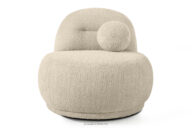 Fotel w tkaninie boucle w stylu japandi jasny beżowy