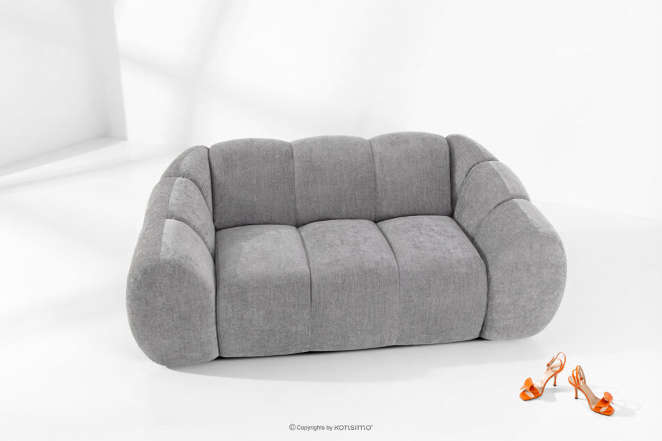 FLAVA Pikowana sofa dwuosobowa retro modern jasny popielaty jasny popielaty - zdjęcie 1