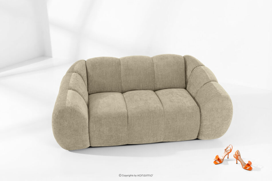 FLAVA Pikowana sofa dwuosobowa retro modern piaskowy piaskowy - zdjęcie 1